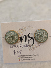 Lace Flower Mint Background Stud