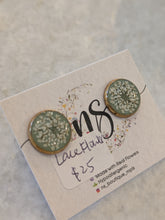 Lace Flower Mint Background Stud